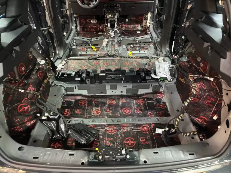 Шумоизоляция пола Mini Cooper Countryman2